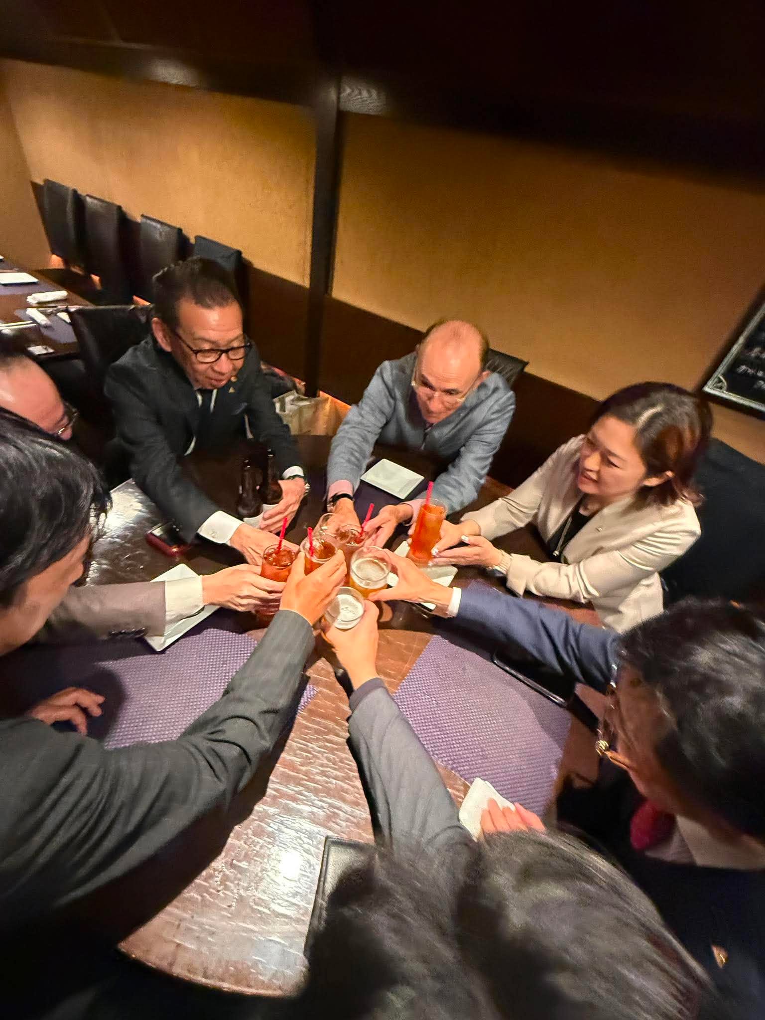 JPSA千葉支部の講演会後、参加者がテーブルを囲んで乾杯する懇親会の様子